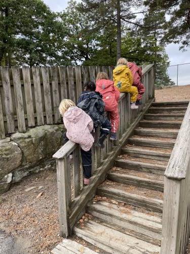 Vi finner mange muligheter for lek på utelekeplassen